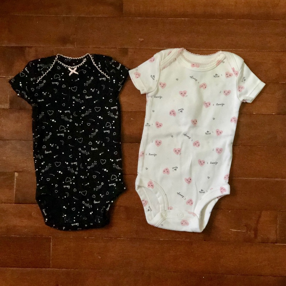2 Bodysuits Carter’s Newborn